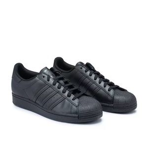 🖤ADIDAS BLACK SUPERSTAR SHOES🖤
